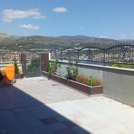 Duje Old Town Apartment *